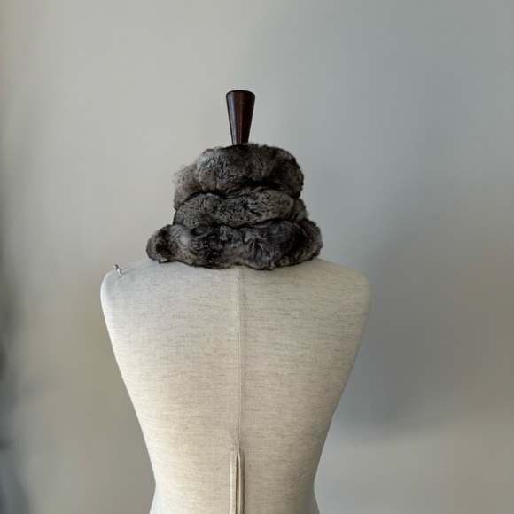 Like new! Surell Genuine Rex Chinchilla Rabbit Fur Neck Scarf - Gray - Picture 3 of 8